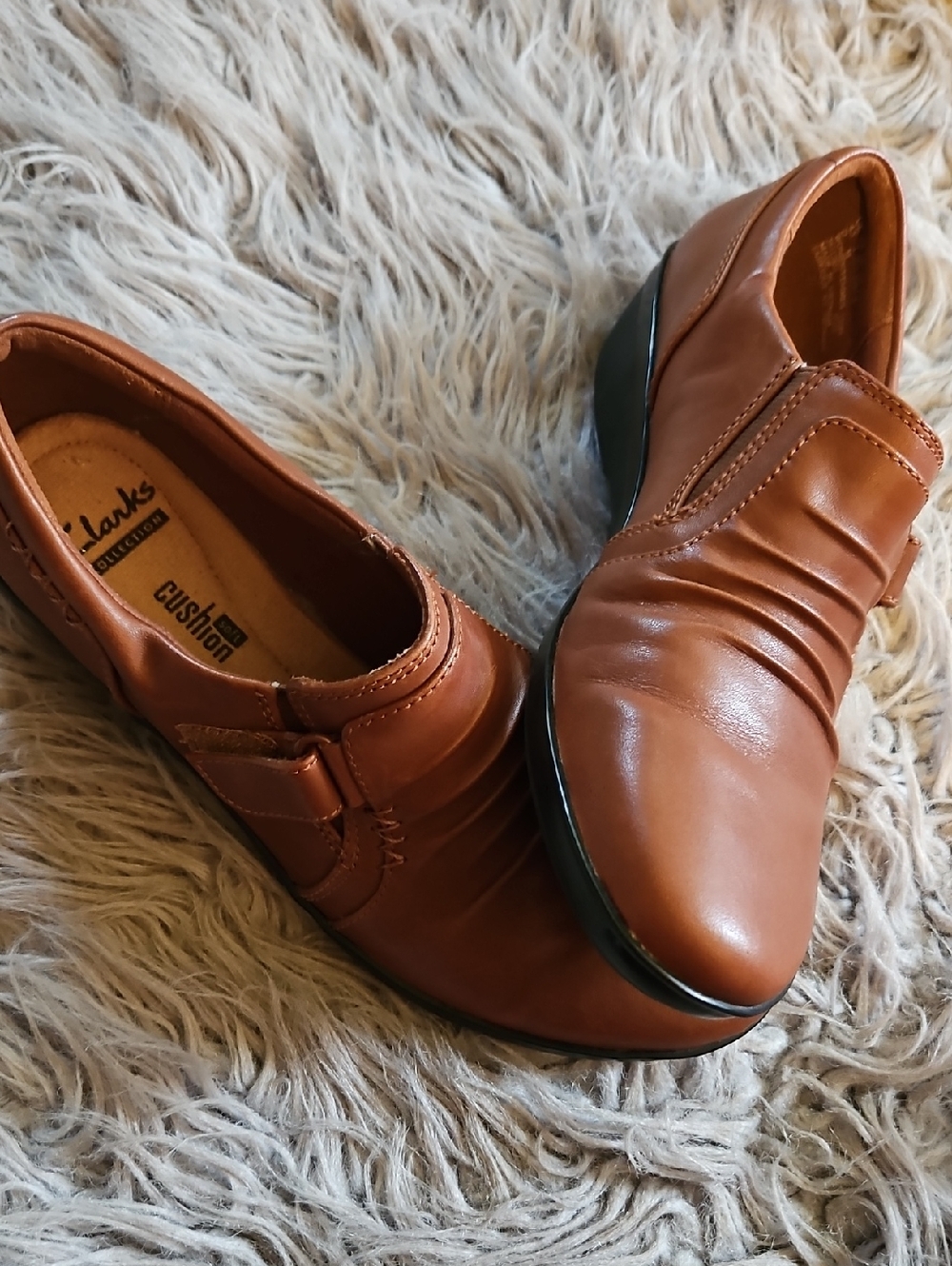 Clarks Wonen's Tan Leather Slip-On Loafers